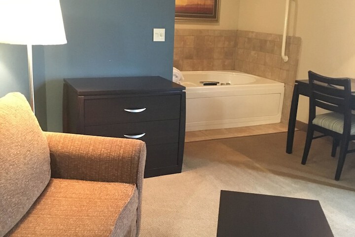 AmericInn by Wyndham Monmouth