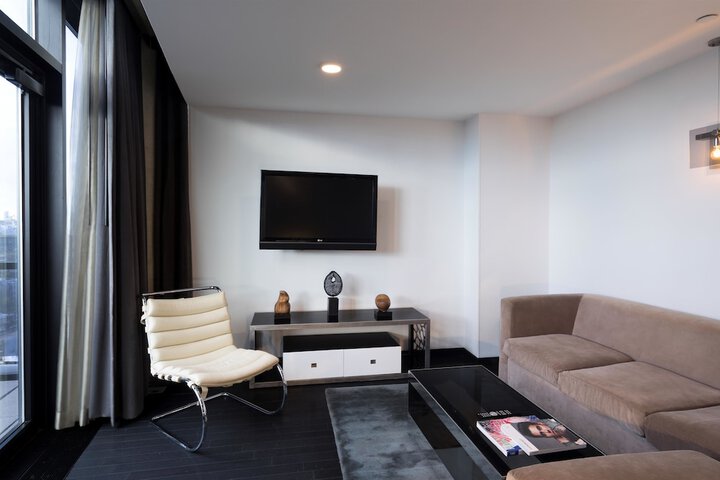 Room 32 of 63