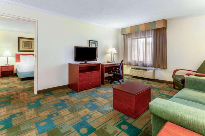 La Quinta Inn & Suites by Wyndham Chicago Willowbrook