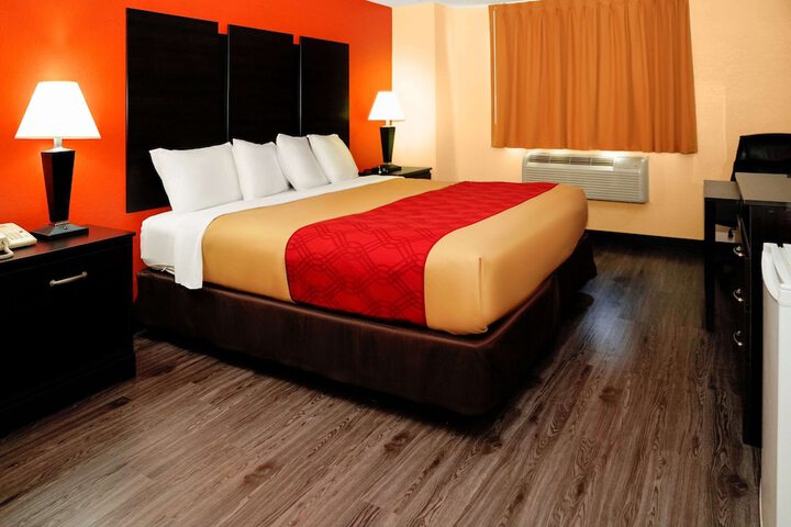 Room 4 of 8