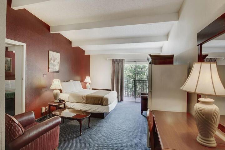 Room 8 of 28