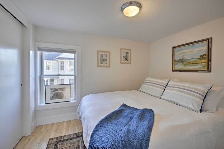 Quaint DT Greenport Apt - 2 Mi to Shelter Island!