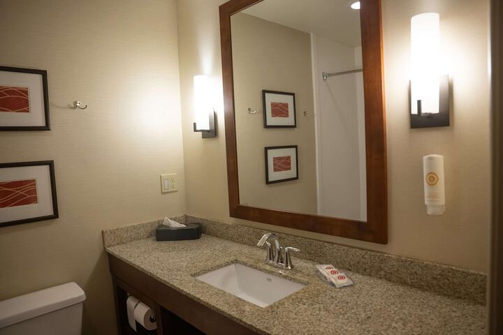 Comfort Inn & Suites Erie - Splash Lagoon Indoor Waterpark
