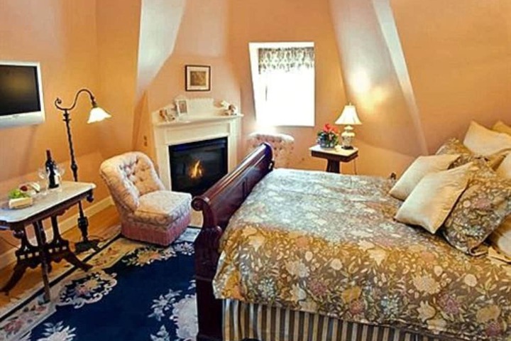 Room 4 of 9