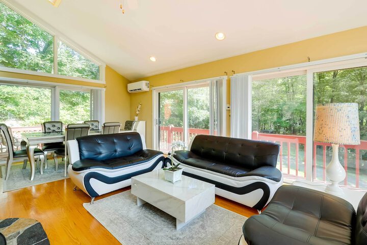 Spacious Woodbury Home w / Pool + Hot Tub!
