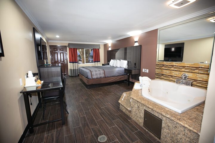 Rodeway Inn & Suites Bellflower