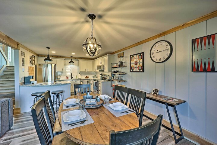 1 Mi to Skiing: Beech Mountain Condo w / Fireplace!