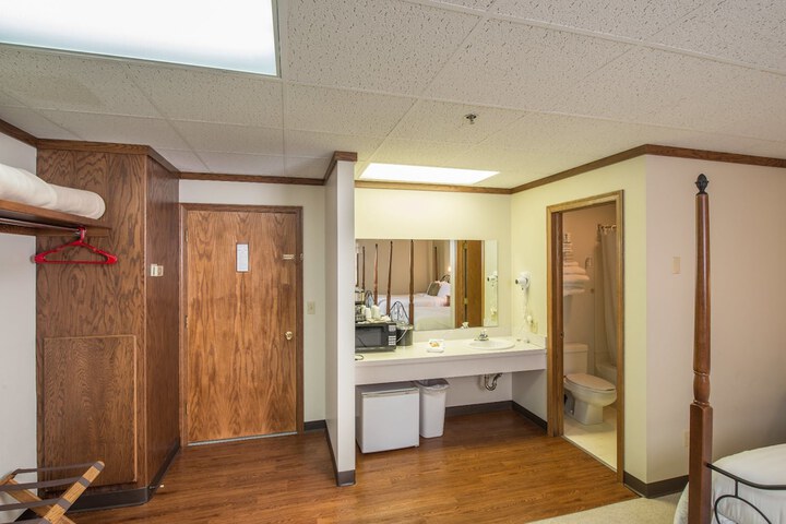 Sugarcreek Village Inn
