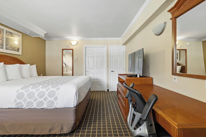 Alexis Park Hotel
