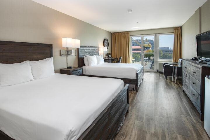 Coast Lonsdale Quay Hotel