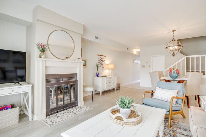 Porch & Water Views: Getaway in Mallard Lakes