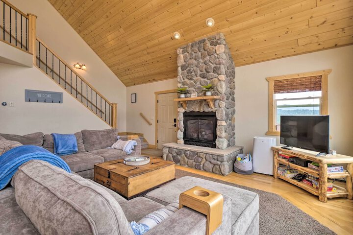 Breathtaking Views: Twin Lakes Retreat w / Deck