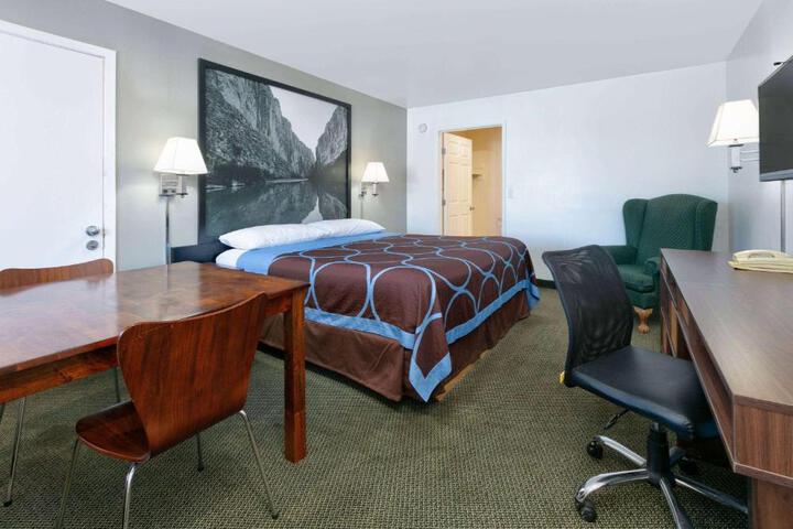 Super 8 by Wyndham Vernon