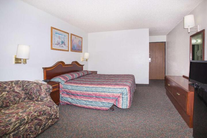 Super 8 by Wyndham Limon