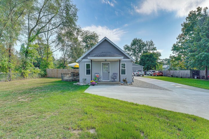 Wayland Retreat w / Deck: Walk to Downtown!