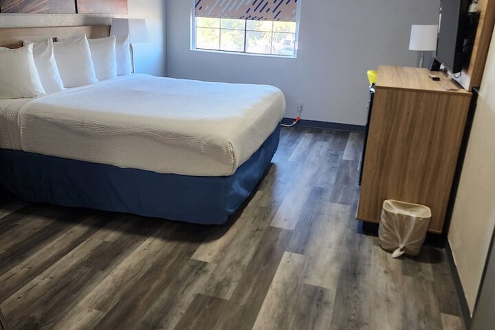 Room 37 of 143