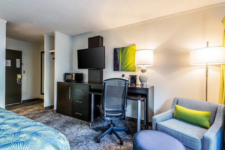 Oasis Hotel & Convention Center an Ascend Collection Hotel