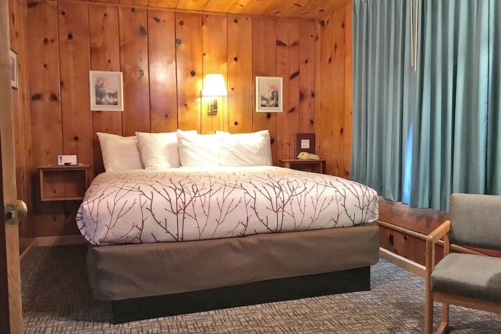 Room 103 of 183
