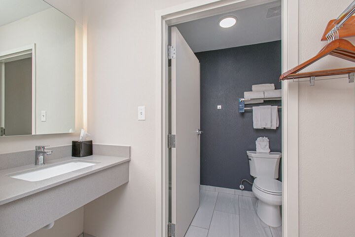 Room 35 of 46