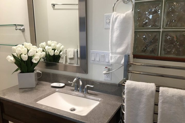 Camden Riverhouse Hotel