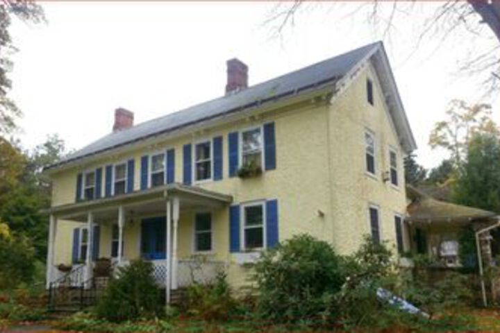 Le Petit Chateau Inn