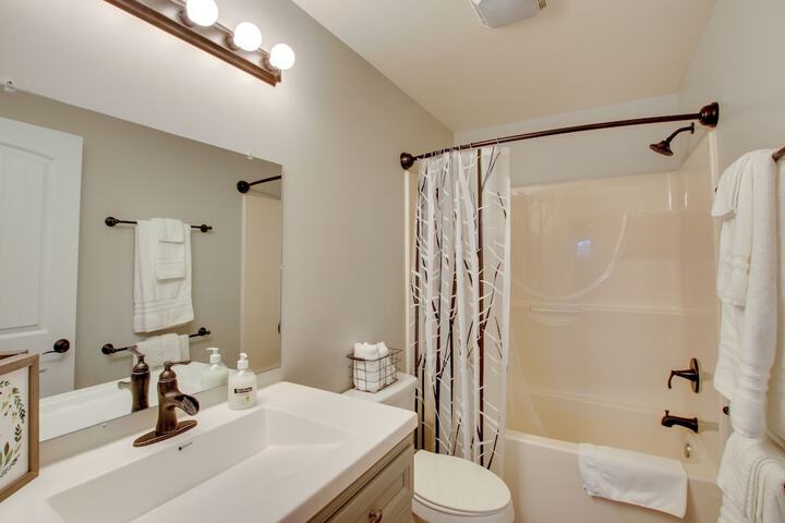 Chic Ste Genevieve Home w / Nice Interior Amenities