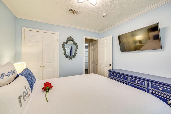 Walk to Lake! Rowlett Escape w / Fire Pit & Views