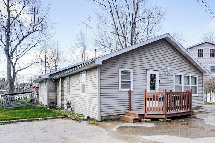 House on Paw Paw Lake w / Private Dock!