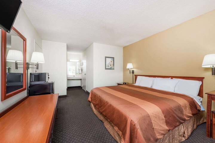 Room 8 of 14
