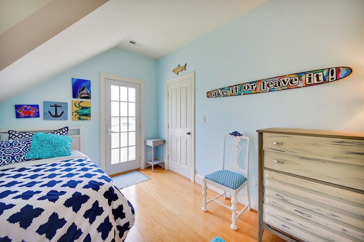 Bayfront White Stone Escape w / Private Beach!