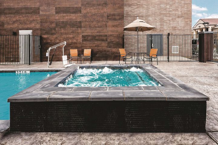 La Quinta Inn & Suites by Wyndham Dallas Grand Prairie North