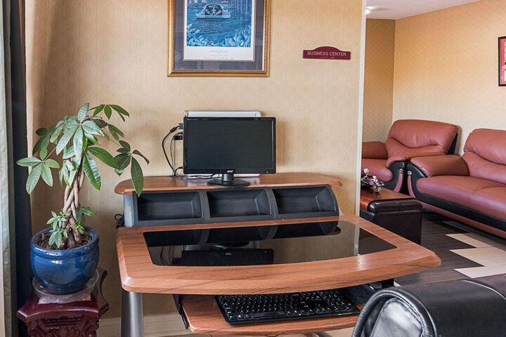 Business Center 32 of 33