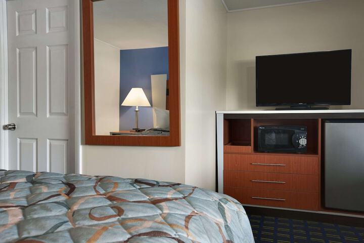 Room 10 of 13