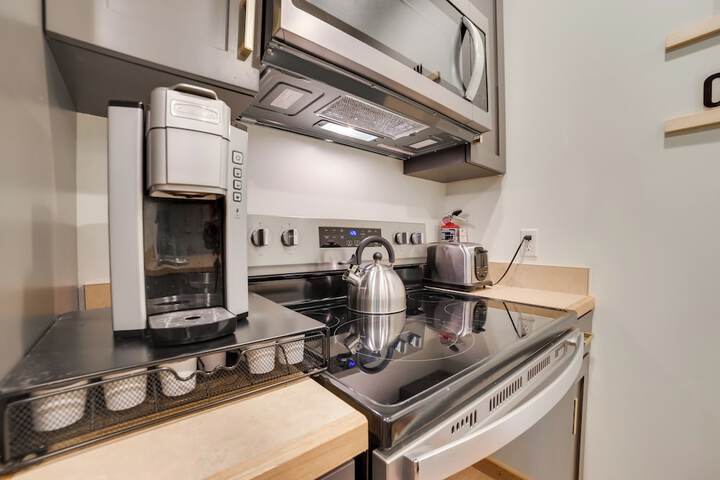 Modern Bellaire Condo: Pool Access Near Skiing!