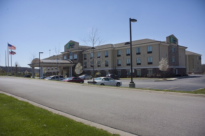 Holiday Inn Express & Suites Youngstown West - Austintown by IHG