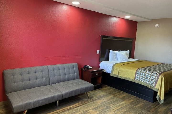 Room 10 of 32