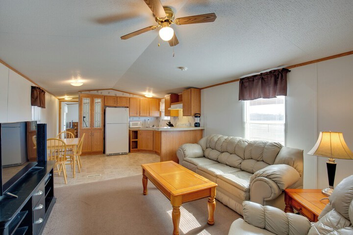 Game Room Fireplaces, On-site Lake! Kaufman Home