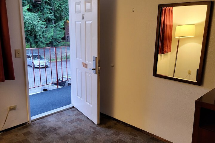 Room 13 of 71