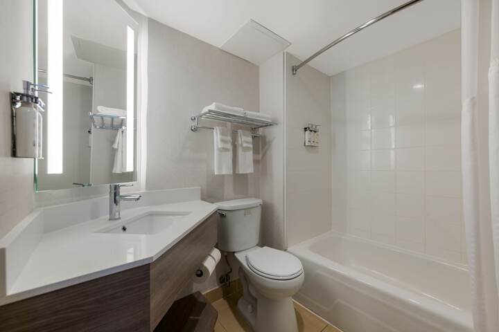 Holiday Inn Express Hampton - Coliseum Central by IHG