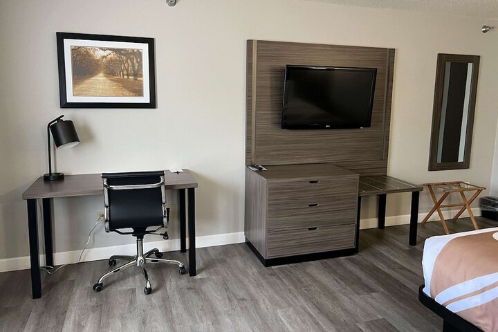 Room 10 of 37
