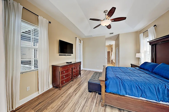 Immaculate Canal W / Pool Dock & Game Lounge 4 Bedroom Home