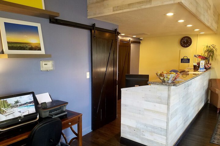 Days Inn & Suites by Wyndham Lodi