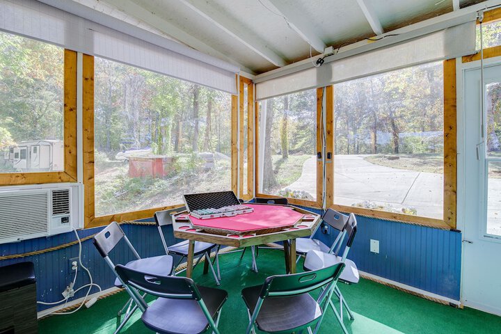 emerald Cove Chalet on Douglas Lake w / Hot Tub!