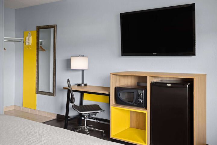 Days Inn by Wyndham Queensbury / Lake George