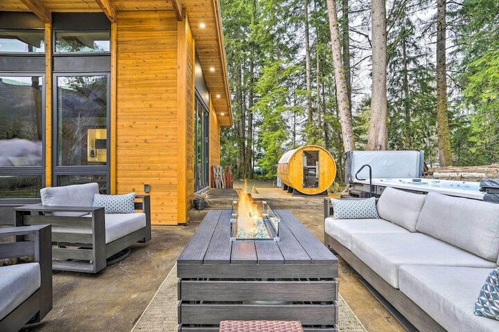 Heated Swim Spa! 15-acre Cabin on Skykomish River