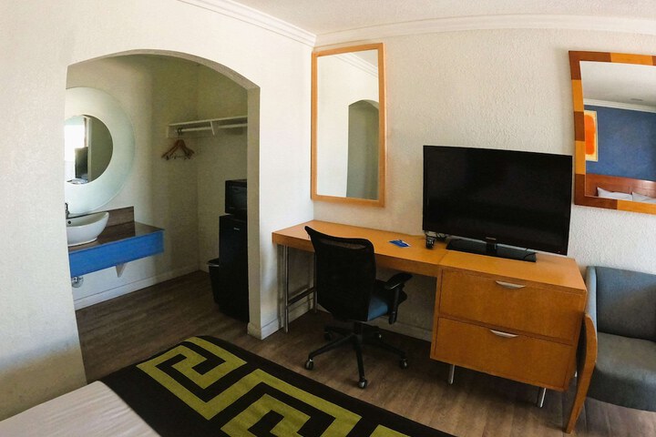 Room 17 of 27