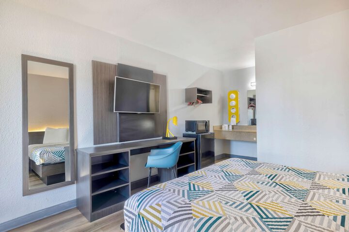 Room 8 of 25