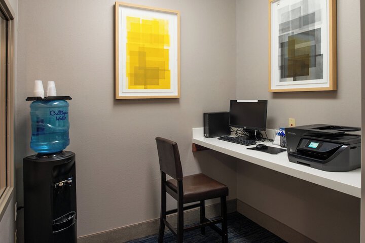 Holiday Inn Express Hotel & Suites Fort Atkinson by IHG