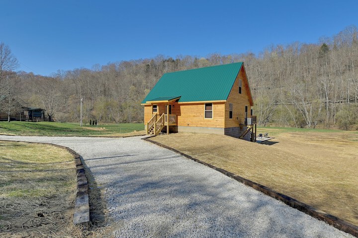 Riverside Beattyville Cabin w / Kayaks & Fire Pit!