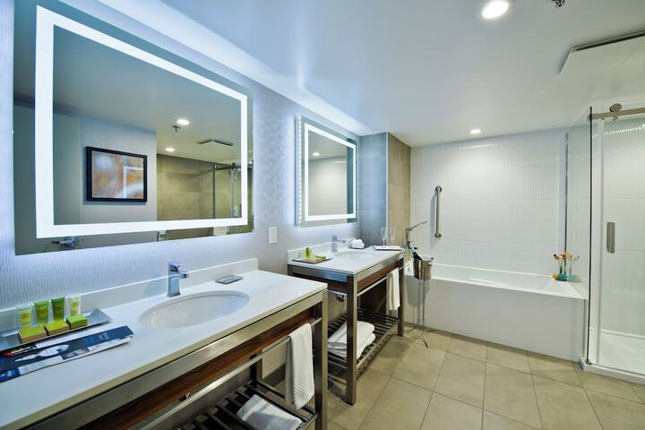 Ômage Hotel Montreal Laval, a Tribute Portfolio Hotel
